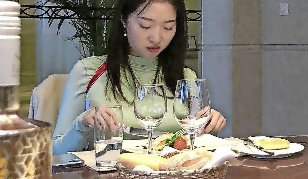 Chinese middenklasse leert om in chique westerse restaurants te eten
