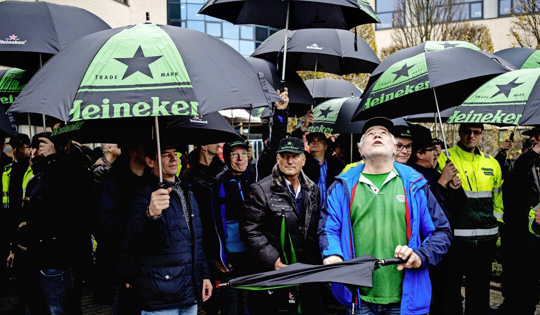 FNV dreigt met acties bij Heineken: ’Personeel afgescheept met magere loonsverhoging’