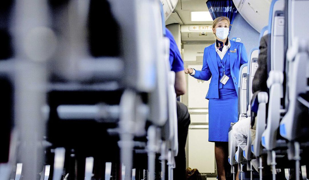 Vakbonden KLM in actie tegen regels mondkapje in vliegtuig: ’Compleet onduidelijk’