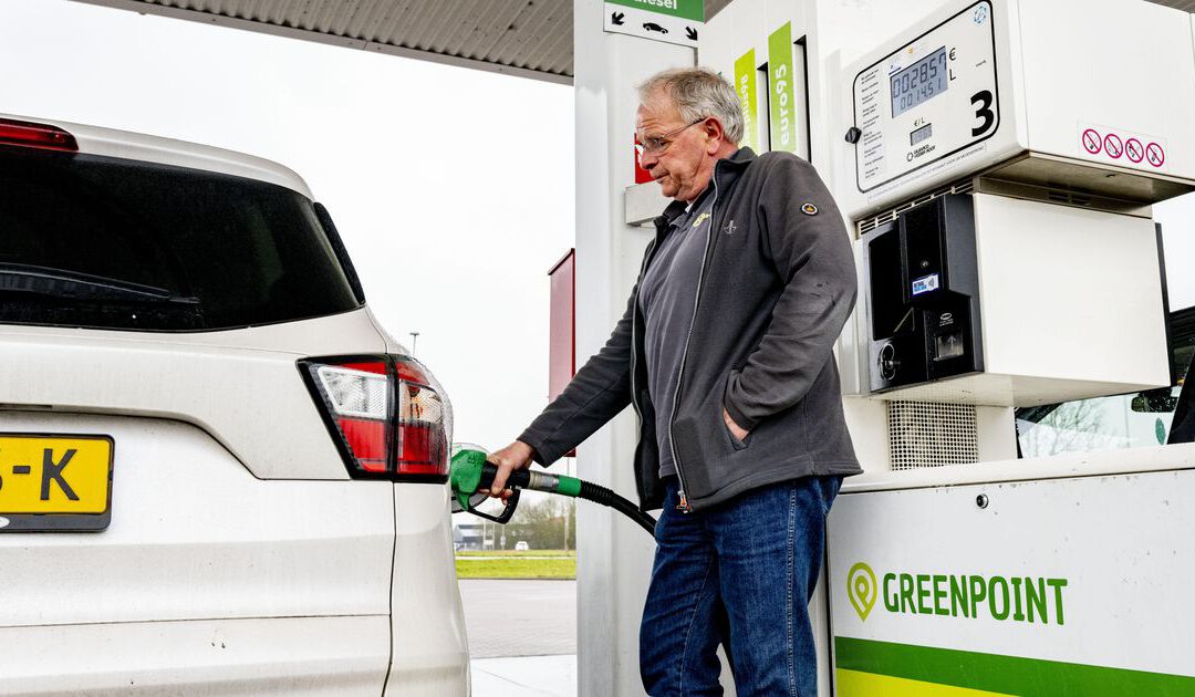 Benzineprijs zakt waarschijnlijk harder dan accijnsverlaging