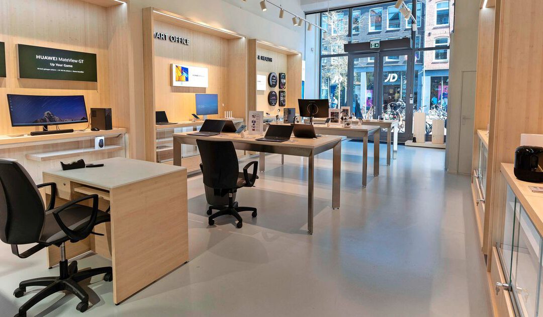 Na Amerikaanse sancties laat Huawei zich weer zien met winkel in Amsterdam: ’We leven nog!’